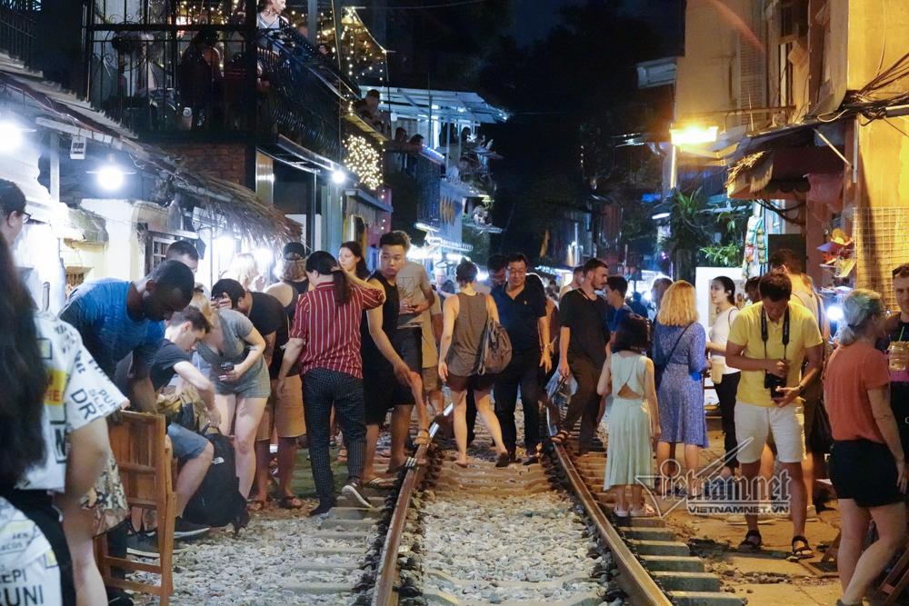 Hot girl Tây mê mải check in trước giờ cà phê đường tàu bị xóa sổ-15