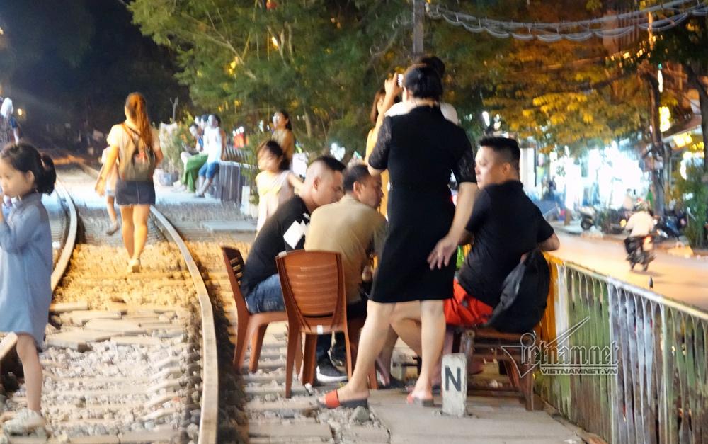 Hot girl Tây mê mải check in trước giờ cà phê đường tàu bị xóa sổ-6