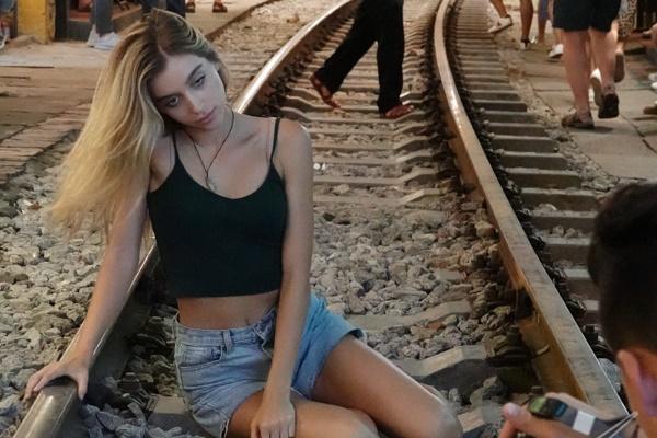 Cà phê đường tàu vắng hoe, chủ quán đóng cửa nằm dài selfie-19