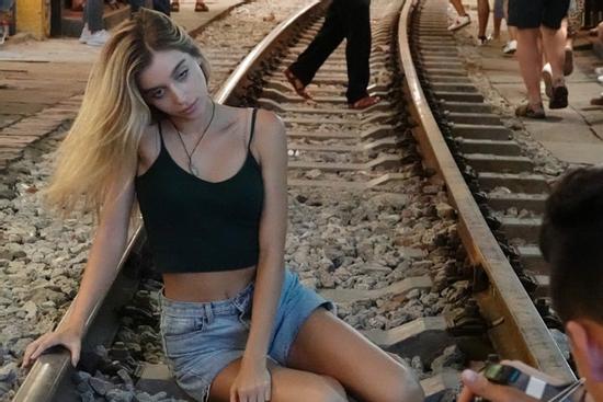 Hot girl Tây mê mải check in trước giờ cà phê đường tàu bị xóa sổ