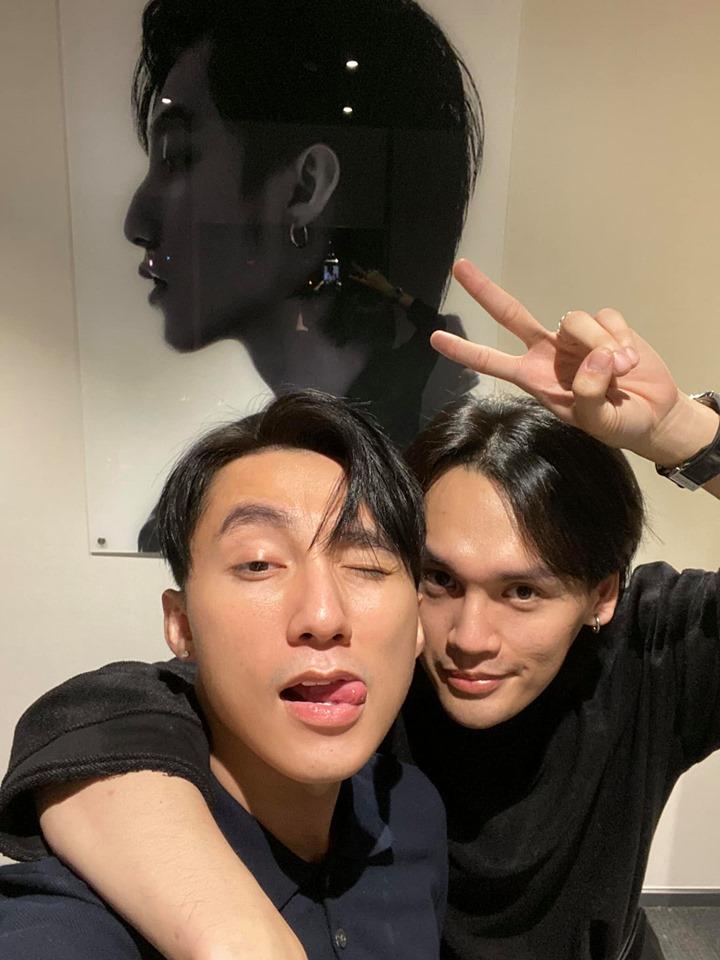 Selfie thân thiết cùng chủ tịch Sơn Tùng, Nguyễn Trần Trung Quân gầy rộc không nhận ra-1