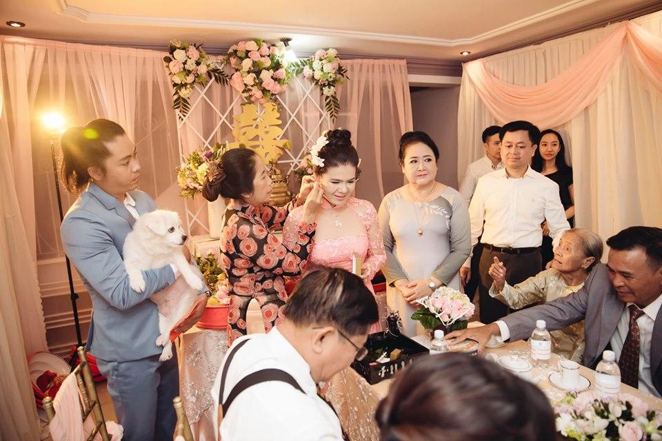 Bức ảnh hài hước nhất ngày: Giữa lễ cưới chú rể phải bồng bế thú cưng để mẹ đẻ đeo trang sức cho vợ-1