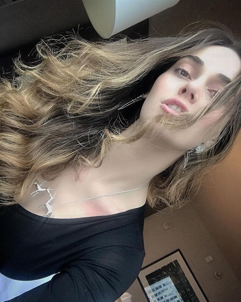 Bản tin Hoa hậu Hoàn vũ 9/10: Hoàng Thùy hạ đo ván đối thủ khi đụng hàng suit neon-7