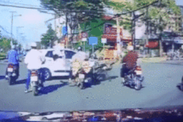 Clip: Mở cửa ô tô không quan sát làm xe máy ngã văng ra đường, 2 thanh niên suýt bị xe tải cán trúng-2