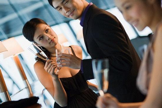 4 dấu hiệu rõ rành rành con trai đang 'bắt cá hai tay' giúp bạn lật tẩy bộ mặt thật của Sở Khanh