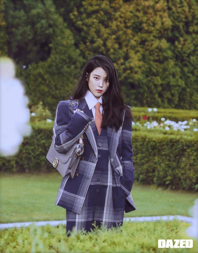 Thần thái ngút ngàn của IU trong loạt đồ hiệu trên tạp chí khiến fan mê mẩn-1
