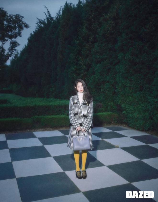 Thần thái ngút ngàn của IU trong loạt đồ hiệu trên tạp chí khiến fan mê mẩn-4
