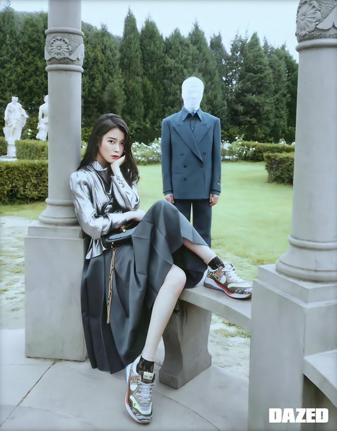 Thần thái ngút ngàn của IU trong loạt đồ hiệu trên tạp chí khiến fan mê mẩn-5