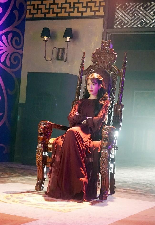 Thần thái ngút ngàn của IU trong loạt đồ hiệu trên tạp chí khiến fan mê mẩn-8