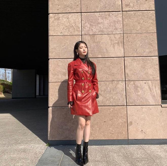 Thần thái ngút ngàn của IU trong loạt đồ hiệu trên tạp chí khiến fan mê mẩn-9