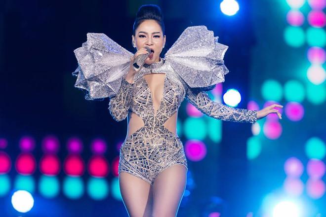 Những sao Việt từng bị phạt vì mặc hở hang thay đổi như thế nào?-2