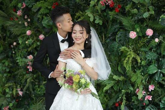 Thả vu vơ sticker làm quen, ai dè 5 tháng sau lấy ngay được vợ