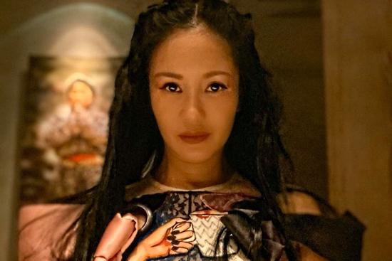Ngẫu hứng hát bolero cùng Lệ Quyên nhưng Diva Hồng Nhung lại 'dọa ma' fan bằng vẻ ngoài đáng sợ