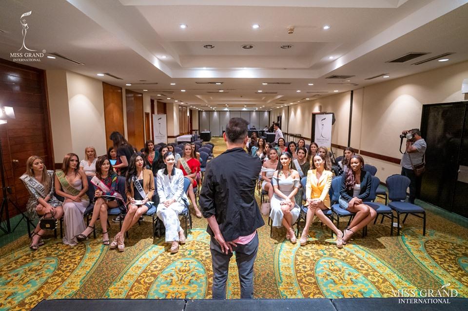 Mỹ nhân ngang ngược hôm trước bỏ theo dõi, hôm nay tay bắt mặt mừng với Kiều Loan tại Miss Grand-10