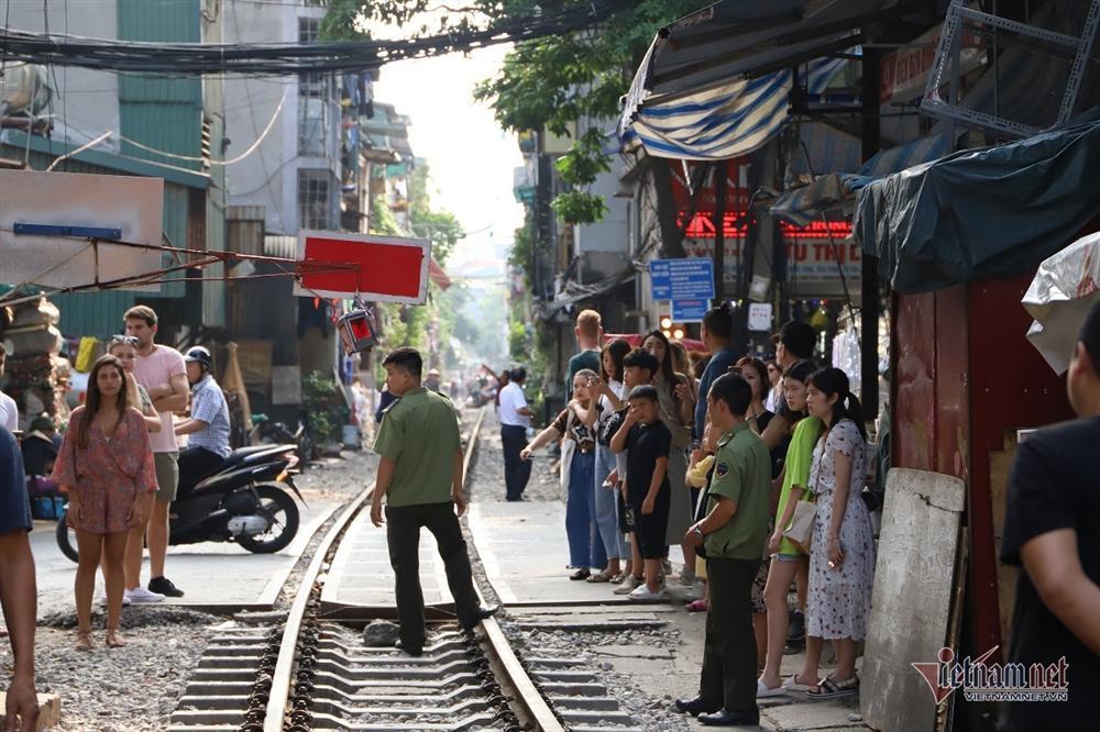 Ngoại bất nhập, đóng cửa cà phê đường tàu từ sáng nay-12