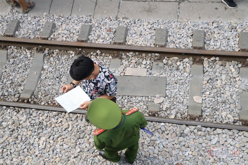 Ngoại bất nhập, đóng cửa cà phê đường tàu từ sáng nay-15