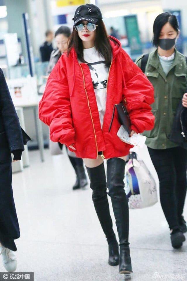 Dương Mịch chuộng style giấu quần khoe chân thon mỗi khi ra sân bay-6