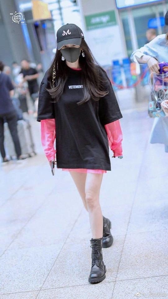 Dương Mịch chuộng style giấu quần khoe chân thon mỗi khi ra sân bay-1