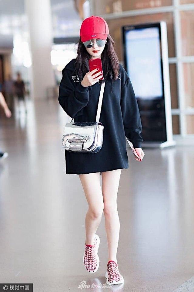 Dương Mịch chuộng style giấu quần khoe chân thon mỗi khi ra sân bay-7