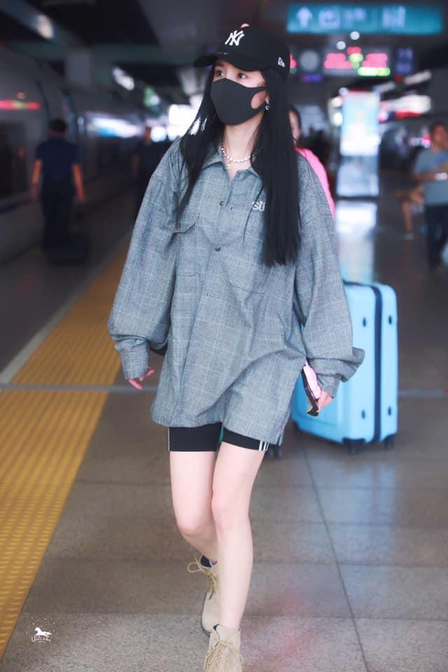 Dương Mịch chuộng style giấu quần khoe chân thon mỗi khi ra sân bay-10