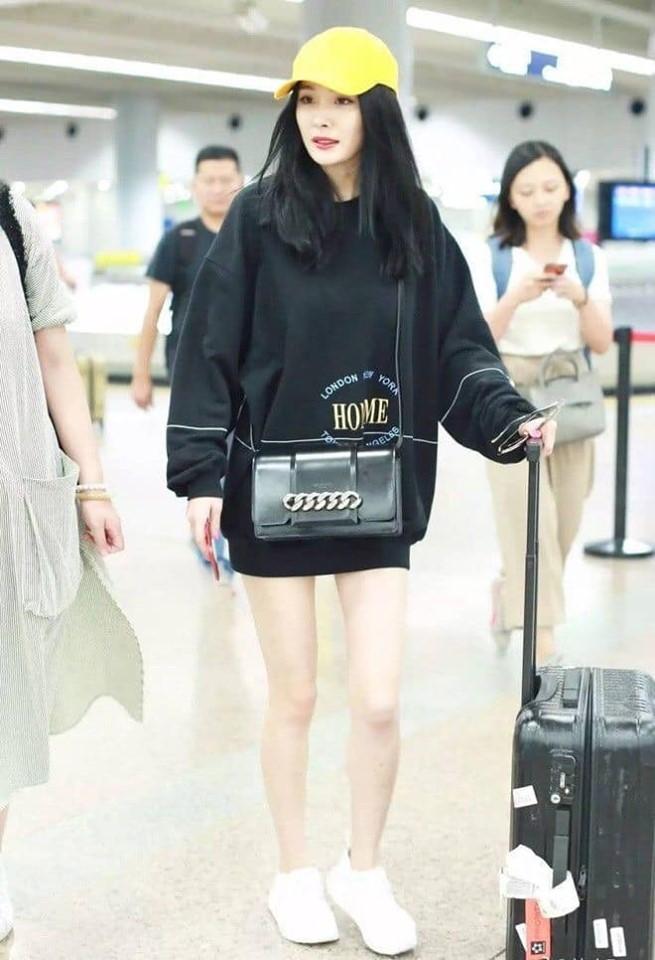 Dương Mịch chuộng style giấu quần khoe chân thon mỗi khi ra sân bay-11
