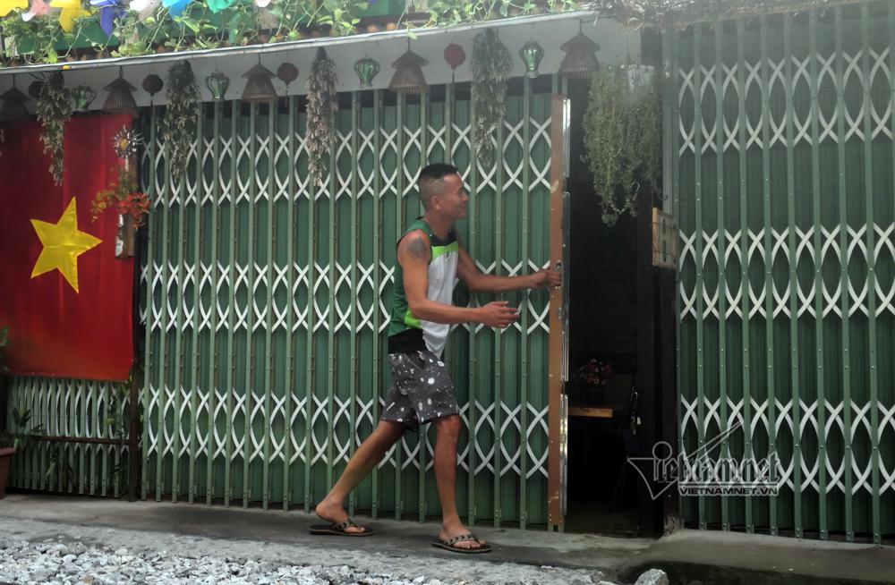 Cà phê đường tàu vắng hoe, chủ quán đóng cửa nằm dài selfie-10