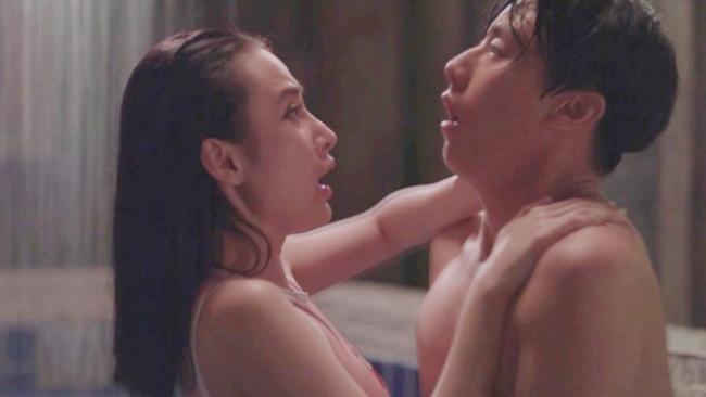 Vợ cũ Phan Thanh Bình bị tụt khăn, Hà Tăng suýt lộ ngực khi đóng cảnh tắm trong phim-17