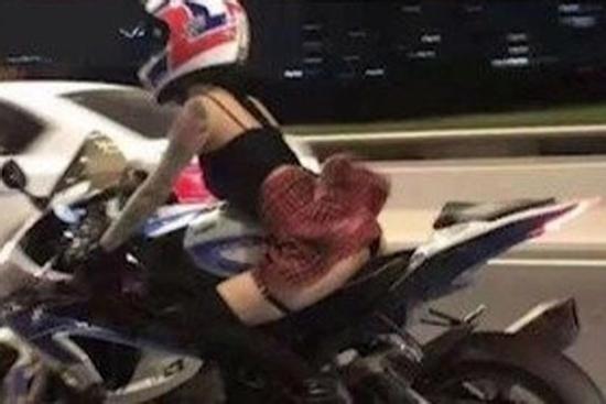 Mặc váy ngắn cũn cưỡi mô tô chạy ầm ầm trên phố, cô gái để lộ toàn bộ vùng nhạy cảm