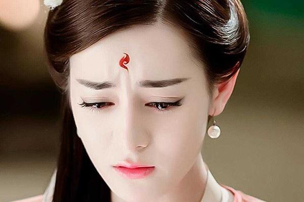 Địch Lệ Nhiệt Ba diện váy cúp ngực, liên tục dùng tay che chắn vòng 1-11