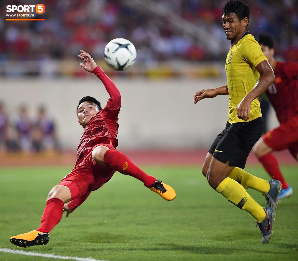 Chọc thủng lưới Malaysia, khoảnh khắc ngả người sút bóng của Quang Hải được CĐV chia sẻ rầm rộ-1