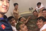 Hạ gục Malaysia, cầu thủ tuyển Việt Nam đốt cháy MXH bằng bức ảnh cởi trần tắm tập thể