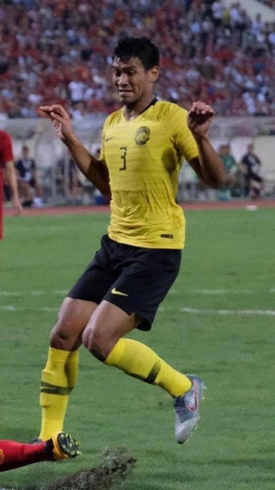 Lan truyền tư thế né cú sút được ví như điệu bộ quỷ sứ của trung vệ Malaysia-2