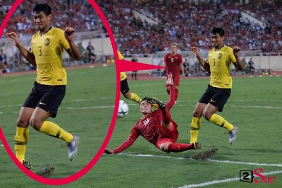 Lan truyền tư thế né cú sút được ví như 'điệu bộ quỷ sứ' của trung vệ Malaysia