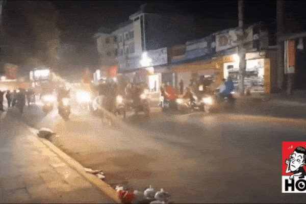 Clip: Người hâm mộ xuống đường, nhuộm đỏ các tuyến phố trước trận quyết đấu Thái Lan trên sân Mỹ Đình-14