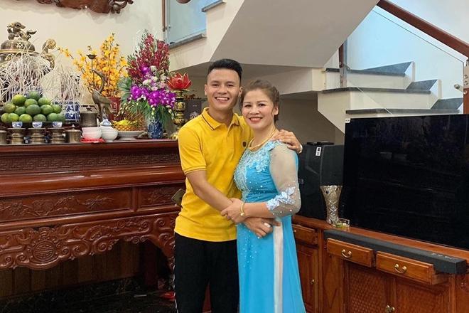 Đông Nhi tẽn tò khi nhanh tay viết nhầm World Cup thành SEA Games khi mặc áo đôi cổ vũ đội tuyển Việt Nam cùng Ông Cao Thắng-5