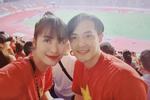 Đông Nhi tẽn tò khi nhanh tay viết nhầm World Cup thành SEA Games khi mặc áo đôi cổ vũ đội tuyển Việt Nam cùng Ông Cao Thắng