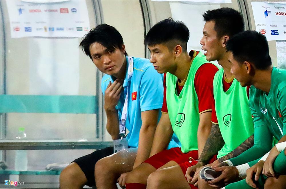 Không ngại va chạm, hình ảnh Tuấn Anh nén đau di chuyển khi đàn em ghi bàn làm triệu fans lo lắng-6