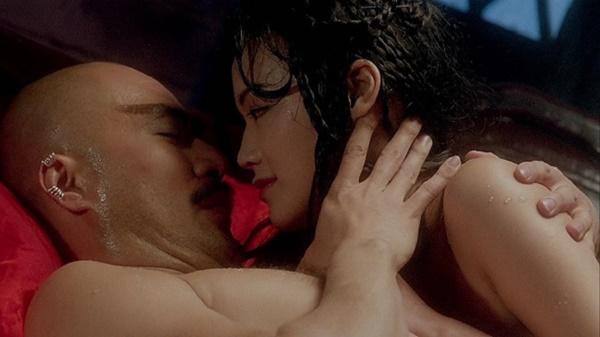 Đến một ngày, cô đang đi trên đường ở Hong Kong thì bị hai tay tài xế xe tải thò đầu ra và gọi tên cô: "Sao khiêu dâm", Thư Kỳ mới đau đớn vỡ lẽ. Cô nhận ra rằng những suy nghĩ của cô là sai lầm và danh tiếng của cô trong công chúng cuối cùng cũng chỉ là ấn tượng về một ngôi sao khiêu dâm không hơn không kém. Khi kể lại chuyện này, Thư Kỳ không ngừng khóc. Hồi lâu sau, cô mới bình tĩnh lại và cho biết đó cũng là khi cô quyết định làm lại sự nghiệp, làm lại cuộc đời.