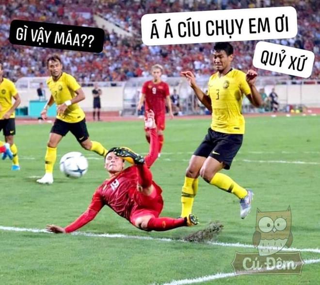 Cầu thủ Malaysia hóa meme của dân mạng sau điệu nhảy xòe cánh-2