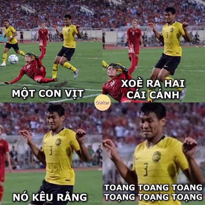 Cầu thủ Malaysia hóa meme của dân mạng sau điệu nhảy xòe cánh-8