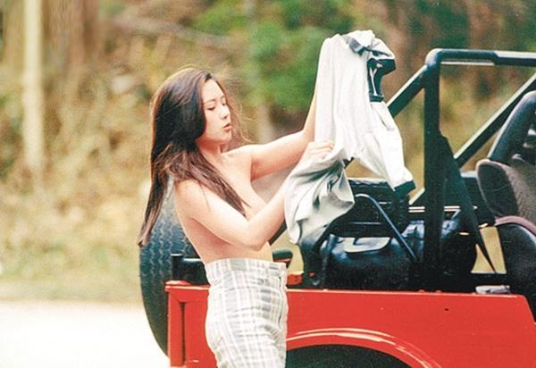 Nổi tiếng nhờ thể loại phim 18+ khiến đường tình của người đẹp đầy trắc trở và sóng gió. Năm 2000, cô ly hôn với chồng Hứa Nguyên và vướng vào scandal ngoại tình với chồng của chính em gái mình.