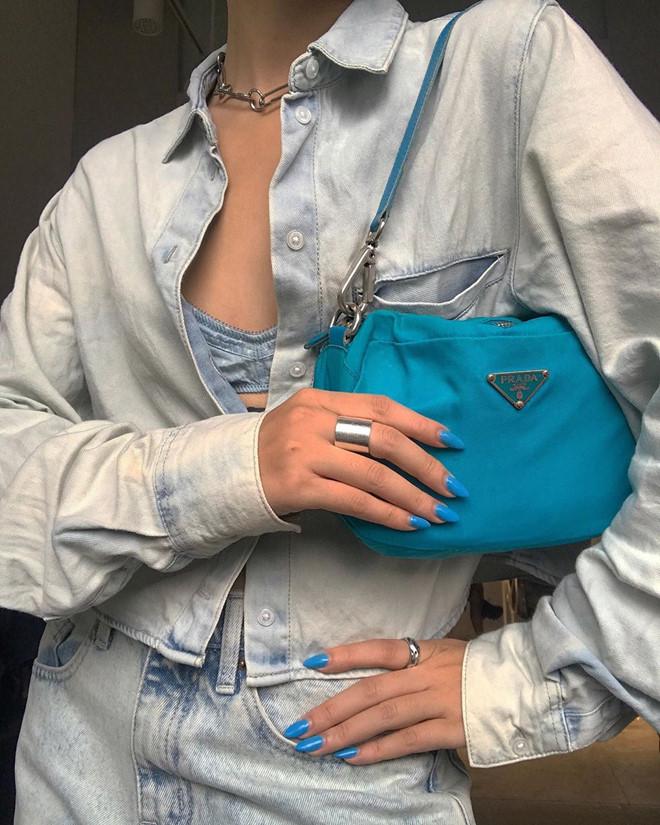 Lisa và dàn mỹ nhân chuộng đeo túi kẹp nách dù đựng được ít đồ-2