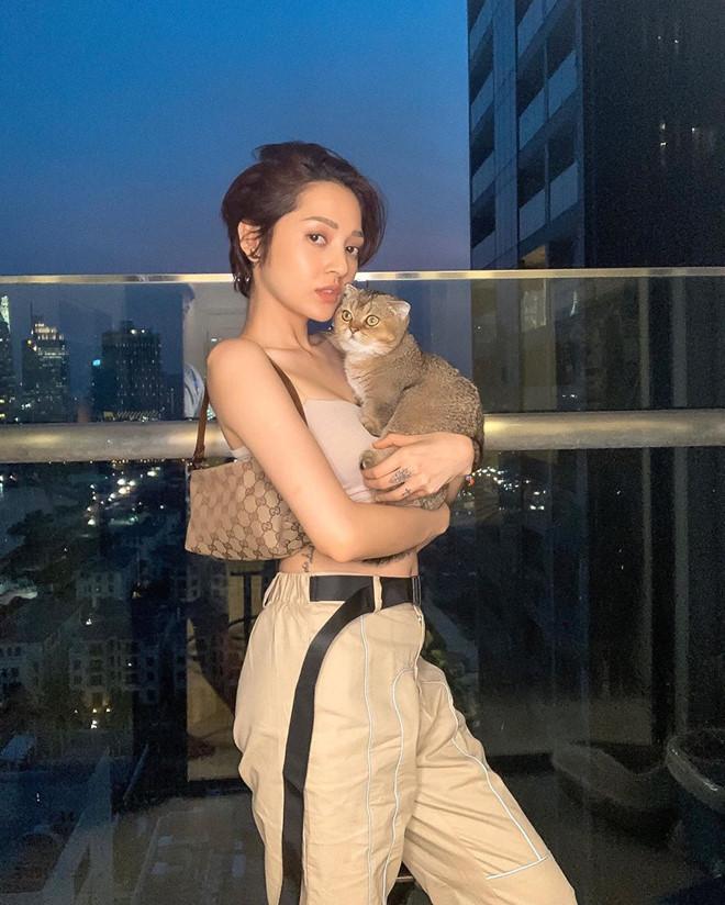 Lisa và dàn mỹ nhân chuộng đeo túi kẹp nách dù đựng được ít đồ-8