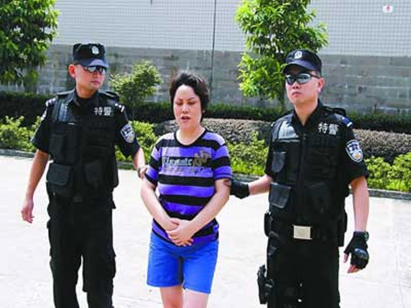 Chị đại khét tiếng Trung Quốc cùng lúc mua vui với hàng chục trai trẻ-1