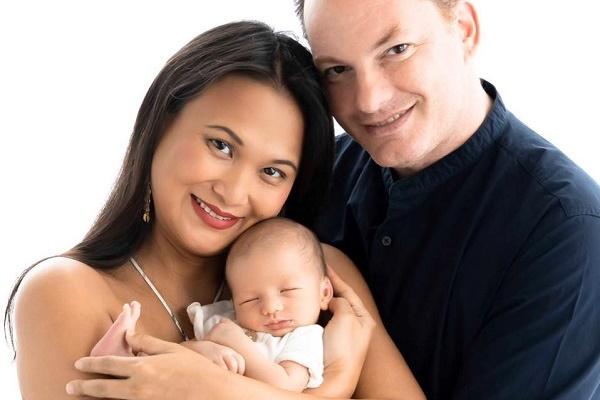 Hình ảnh hiếm hoi của chồng cũ Hồng Nhung bế con trai 3 tháng cực yêu-3