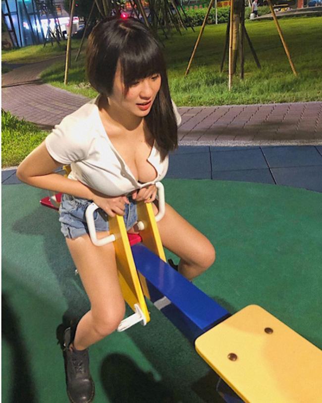 Thả nhẹ tấm ảnh ngồi chơi bập bênh, nữ sinh làm người nhìn đỏ mặt với đôi gò bồng đảo như muốn nhảy khỏi áo-1