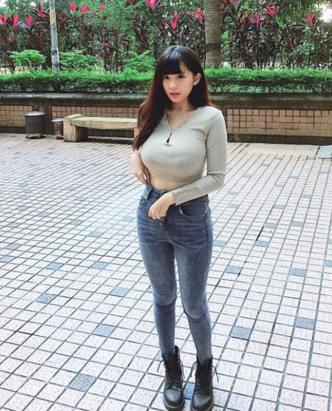 Thả nhẹ tấm ảnh ngồi chơi bập bênh, nữ sinh làm người nhìn đỏ mặt với đôi gò bồng đảo như muốn nhảy khỏi áo-5