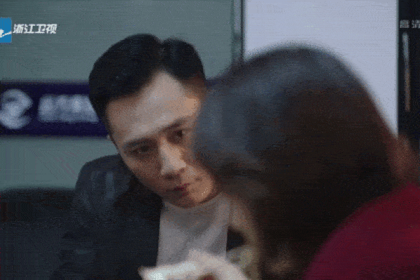 Nụ hôn mỳ tôm gây bàn tán trên màn ảnh nhỏ Trung Quốc-1
