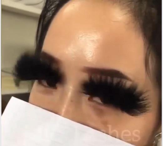 Sởn da gà trước cặp lông mi sâu róm của cô gái trẻ-1