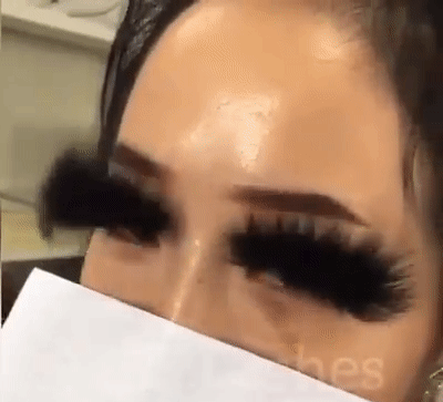 Sởn da gà trước cặp lông mi sâu róm của cô gái trẻ-2